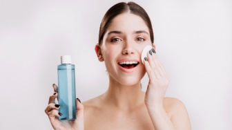 Bye Minyak Berlebih! 5 Rekomendasi Micellar Water Bikin Muka Matte Seharian