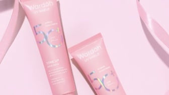 Apakah Wardah Tinted Sunscreen Waterproof dan Tahan Lama? Ini Perbedaan Klaim 2 Variannya