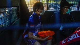 Tersangka kasus dugaan fitnah dan pencemaran nama baik, Roy Suryo (kiri), berada di mobil ambulans untuk menjalani pemeriksaan usai ditahan di Polda Metro Jaya, Jumat (19/6/2026). [ANTARA FOTO/Bintang Pamungkas/hma/kye]
