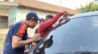 Dramatis! Penyelamatan Balita yang Terjebak dalam Mobil Terkunci di Mojokerto