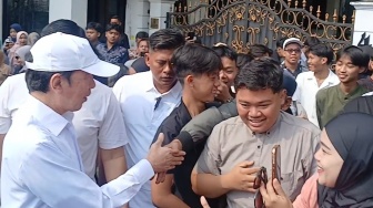Jokowi Ulang Tahun ke-65, Warga Geruduk Kediaman Pribadi di Sumber Solo