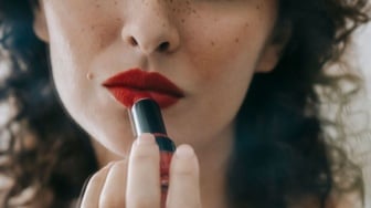 5 Lipstik Matte yang Dipuji Gak Bikin Bibir Kering Menurut Review Pengguna