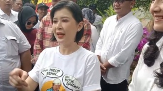 Grace Natalie Pamer Kaos Jokowi Berjaket PSI, Isyarat Gabung Makin Kuat