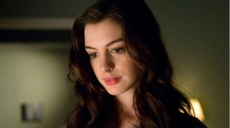 Kejutkan Publik! Anne Hathaway Pamer Baby Bump untuk Anak Ketiga