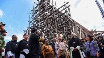 Wakil Presiden Gibran Rakabuming Raka (tengah) memantau progres pembangunan Gereja Katedral Salin Suci Baru saat kunjungan kerja ke Kabupaten Asmat di Papua Selatan, Minggu (21/6/2026). [ANTARA FOTO/Indrianto Eko Suwarso/agr]