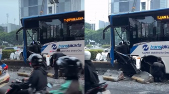 Kronologi Bus Transjakarta Tabrak Pembatas Beton di Cikoko, Tak Ada Penumpang di Dalamnya