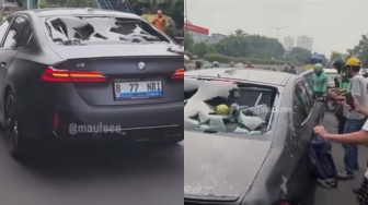 Mencekam! Detik-detik BMW Listrik Diamuk Warga di Jakbar, Nekat Tancap Gas Meski Dihadang Barrier