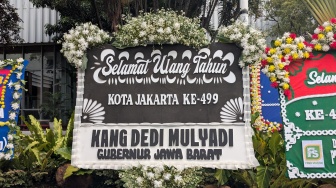 Karangan Bunga Hitam Putih Dedi Mulyadi Jadi Sorotan di Balai Kota