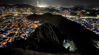Umat Islam berziarah di Gua Hira, Jabal Nur, Makkah, Arab Saudi, Kamis (18/6/2026). [ANTARA FOTO/Citro Atmoko/sgd/foc]
