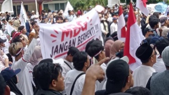 Ribuan Relawan Makan Bergizi Gratis di NTB Demo Turun ke Jalan