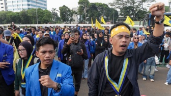 Sejumlah Mahasiswa melakukan aksi di depan gedung DPR RI, Jakarta, Senin (22/6/2026). [Suara.com/Alfian Winanto]
