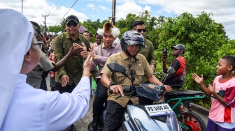 Wakil Presiden Gibran Rakabuming Raka (tengah) menyapa warga saat kunjungan kerja ke Kabupaten Asmat di Papua Selatan, Minggu (21/6/2026). [ANTARA FOTO/Indrianto Eko Suwarso/agr]