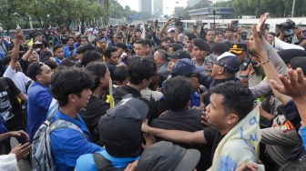 Sejumlah Mahasiswa bentrok dengan aparat kepolisian saat melakukan aksi di depan gedung DPR RI, Jakarta, Senin (22/6/2026). [Suara.com/Alfian Winanto]
