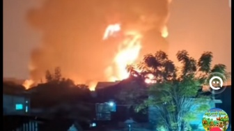 Kebakaran Hebat Pabrik Sandal di Tanah Tinggi Tangerang, Asap Pekat Selimuti Langit Malam