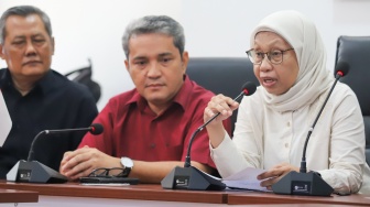 Rektor Universitas Bung Karno Sri Mumpuni (kanan) saat memberikan keterangan saat konferensi pers di Universitas Bung Karno, Jakarta, Selasa (23/6/2026). [Suara.com/Alfian Winanto]