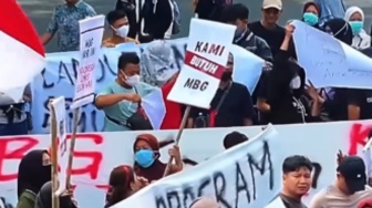 Warga Dukung MBG Demo di DPRD Sumsel, Siapa Sebenarnya Massa yang Turun ke Jalan?
