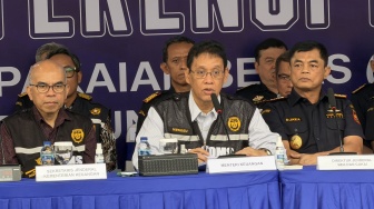 Purbaya Sita 43 Kontainer Pakaian Impor Bekas dari Bea Cukai, Nilainya Rp 53,9 M