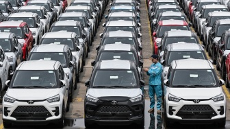 Petugas mengecek mobil yang akan diekspor di kawasan PT Indonesia Kendaraan Terminal, Tanjung Priok, Jakarta, Selasa (23/6/2026). [ANTARA FOTO/Sulthony Hasanuddin/bar]