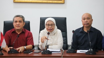 Rektor Universitas Bung Karno Sri Mumpuni (tengah) bersama Wakil Rektor 3 Daniel Panda (kanan) dan Wakil Rektor 4 Franky Roring (kiri) memberikan keterangan saat konferensi pers di Universitas Bung Karno, Jakarta, Selasa (23/6/2026). [Suara.com/Alfian Winanto]