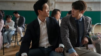 Aksi Kocak Sang Mantan dan Suami Sah Melawan Penjahat di Film Husbands in Action