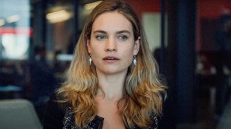 Lily James Digaet Bintangi Seasons, Film Horor Adaptasi Cerita di Reddit