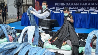 Bea Cukai Sita Ribuan Bal Pakaian Bekas Ilegal Senilai Rp53 Miliar