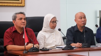 Rektor Universitas Bung Karno Sri Mumpuni (tengah) bersama Wakil Rektor 3 Daniel Panda (kanan) dan Wakil Rektor 4 Franky Roring (kiri) memberikan keterangan saat konferensi pers di Universitas Bung Karno, Jakarta, Selasa (23/6/2026). [Suara.com/Alfian Winanto]