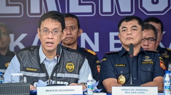 Menteri Keuangan Purbaya Yudhi Sadewa (kiri) dan Dirjen Bea Cukai Djaka Budhi Utama (kanan) menyampaikan keterangan saat konferensi pers Penindakan Peti Kemas Pakaian Bekas Ilegal di Buffer Area TPS CDC Pelabuhan Tanjung Priok, Jakarta, Selasa, (23/6/2026). [ANTARA FOTO/Sulthony Hasanuddin/tom]