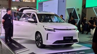 Infrastruktur SPKLU Masih Jadi Kendala, DFSK Pilih Main Aman dengan Mobil PHEV