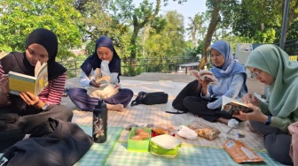 Metode Baca Bareng di Taman: Cara Ibu-Ibu Jagakarsa Mengajarkan Anak Mencintai Buku Tanpa Paksaan