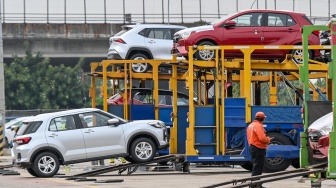 Petugas menurunkan mobil yang akan diekspor dari truk di kawasan PT Indonesia Kendaraan Terminal, Tanjung Priok, Jakarta, Selasa (23/6/2026). [ANTARA FOTO/Sulthony Hasanuddin/bar]