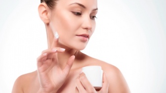 Lembap Maksimal! 4 Moisturizer Cream Murah yang Ampuh Atasi Kulit Kering