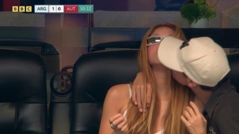 Heboh! Shakira Kepergok Dicium Pria Misterius Saat Nonton Argentina vs Austria, Siapa Dia?