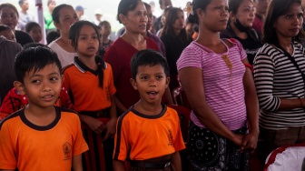 Sejumlah orang tua dan siswa mengikuti kegiatan edukasi keuangan yang diselenggarakan PT Bank Jago Tbk di Kecamatan Selat, Kabupaten Karangasem, Bali, Sabtu (20/6/2026). [handout]