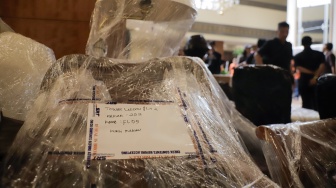 Petugas mengangkut barang ke luar Hotel Sultan, Jakarta, Rabu (24/6/2026). [Suara.com/Alfian Winanto]