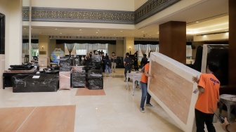 Petugas mengangkut barang ke luar Hotel Sultan, Jakarta, Rabu (24/6/2026). [Suara.com/Alfian Winanto]