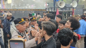 Demo Mahasiswa di Patung Kuda Memanas, Orator Teriak Minta Massa dan Polisi Mundur