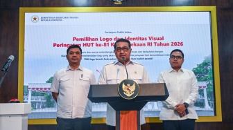 Menteri Ekonomi Kreatif (Menekraf) Teuku Riefky Harsya (tengah) bersama Wakil Menteri Sekretaris Negara (Wamensesneg) Juri Ardiantoro (kiri) dan Deputi Bidang Strategi dan Sistem Komunikasi Badan Komunikasi Pemerintah Fahd Pahdepie (kanan) memberikan keterangan pers untuk membuka jajak pendapat logo HUT ke-81 di Kantor Presiden, Kompleks Istana, Jakarta, Rabu (24/6/2026). [ANTARA FOTO/Galih Pradipta/nz]
