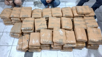 Kecelakaan Mobil vs Truk di Taput Bikin Pengiriman 112 Kg Ganja dari Madina ke Medan Terungkap