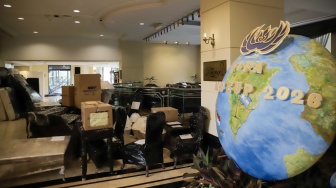 Petugas mengangkut barang ke luar Hotel Sultan, Jakarta, Rabu (24/6/2026). [Suara.com/Alfian Winanto]