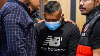 Petugas menggiring tersangka kasus dugaan penyekapan dan penganiayaan berat Taufik Hidayat (tengah) setibanya di Polda Jabar, Bandung, Jawa Barat, Selasa (23/6/2026). [ANTARA FOTO/Raisan Al Farisi/nym]
