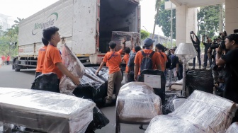 Petugas mengangkut barang ke luar Hotel Sultan, Jakarta, Rabu (24/6/2026). [Suara.com/Alfian Winanto]