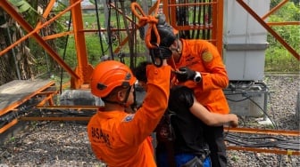 Evakuasi Dramatis Pemuda yang Memanjat Menara Telekomunikasi di Way Kandis