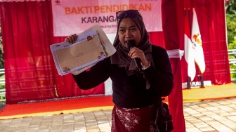 Sustainability Program Activation Specialist Bank Jago Andhina Aryani memberikan penjelasan saat edukasi keuangan di Kecamatan Selat, Kabupaten Karangasem, Bali, Sabtu (20/6/2026). [handout]
