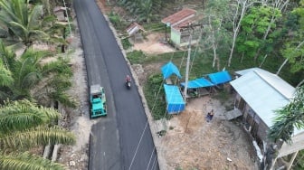 Warga Sipiongot Senang Karena Jalan Diaspal Setelah Puluhan Tahun