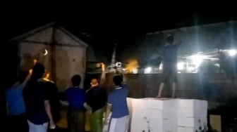 Napas Sesak di Tengah Malam: Warga Plemahan Jombang Geruduk Pabrik Plastik yang Mencemari Lingkungan