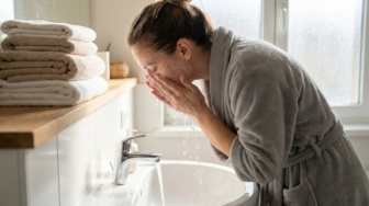 4 Rekomendasi Exfoliating Cleanser Lokal untuk Wajah Bersih Maksimal