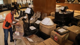 Petugas mengangkut barang ke luar Hotel Sultan, Jakarta, Rabu (24/6/2026). [Suara.com/Alfian Winanto]