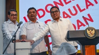 Menteri Ekonomi Kreatif (Menekraf) Teuku Riefky Harsya (kiri) bersama Wakil Menteri Sekretaris Negara (Wamensesneg) Juri Ardiantoro (tengah) dan Deputi Bidang Strategi dan Sistem Komunikasi Badan Komunikasi Pemerintah Fahd Pahdepie (kanan) memberikan keterangan pers untuk membuka jajak pendapat logo HUT ke-81 di Kantor Presiden, Kompleks Istana, Jakarta, Rabu (24/6/2026). [ANTARA FOTO/Galih Pradipta/nz]
