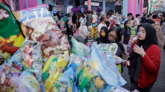 Aktivitas warga saat mengunjungi Jakarta Fair 2026 di Jiexpo Kemayoran, Jakarta, Kamis (25/6/2026). [Suara.com/Alfian Winanto]